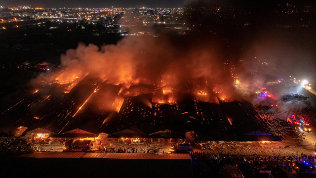 Foto udara kobaran api yang membakar kompleks Relokasi Pasar Johar di Semarang, Jawa Tengah, Rabu (2/2/2022). Foto: Aji Styawan/Antara Foto