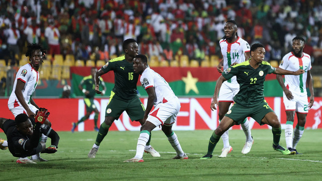 Pemain Senegal Abdou Diallo (kanan) melakukan selebrasi setelah mencetak gol saat melawan Burkina Faso di pertandingan semi final Piala Afrika 2021 di Stade Ahmadou-Ahidjo di Yaounde. Foto: Kenzo Tribouillard/AFP