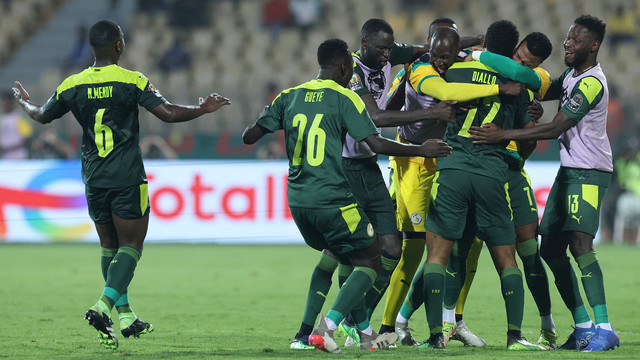 Selebrasi pemain Senegal saat melawan Burkina Faso di pertandingan semi final Piala Afrika 2021 di Stade Ahmadou-Ahidjo di Yaounde. Foto: Kenzo Tribouillard / AFP