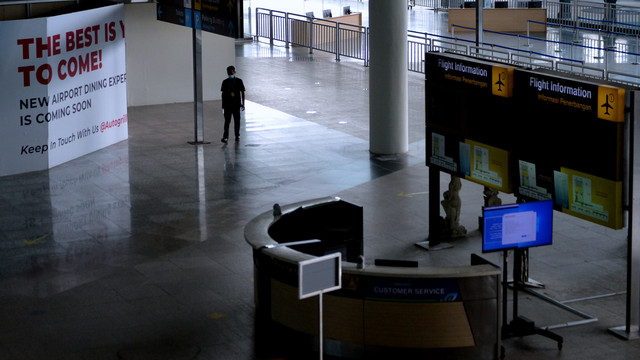 Pekerja melintas di area Terminal Internasional yang lengang di Bandara Internasional I Gusti Ngurah Rai, Badung, Bali, Rabu (2/2/2022). Foto: Fikri Yusuf/Antara Foto