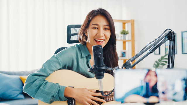 Gadis remaja memainkan musik untuk audiens online. Foto: Tirachard Kumtanom/Shutterstock