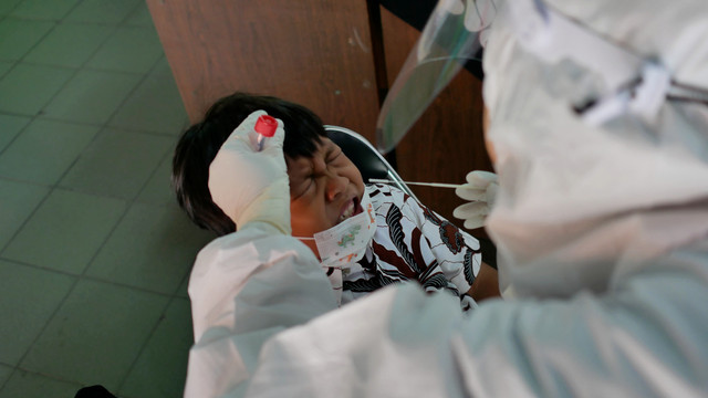 Petugas melakukan tes swab kepada siswa di SDN Gunung 05 Mexico. Foto: Jamal Ramadhan/kumparan