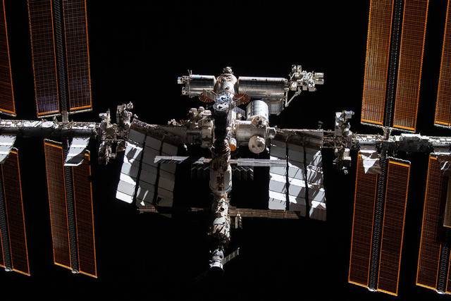 Stasiun luar angkasa ISS difoto dari kapsul Dragon SpaceX. Foto: NASA