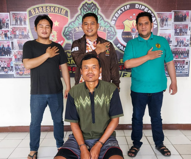 Pelaku Yon saat diamankan Polsek Pemulutan, Ogan Ilir, usai membacok istrinya. (ist)