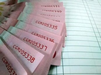 sumber : https://www.shutterstock.com/id/image-photo/indonesian-rupiah-100k-banknotes-currency-1417503317