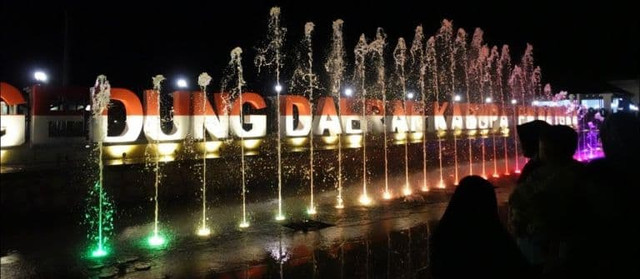 Air mancur hias di depan gedung daerah Kabupaten Natuna. (Foto: Yanto/Batamnews)