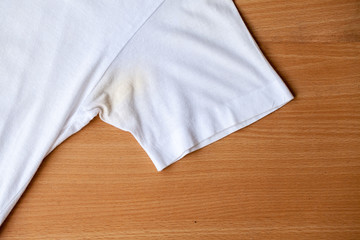 Noda Kuning di Baju Putih. Foto: Adobe Stock