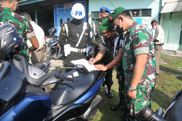 Denpom III/3 Cirebon memeriksa kelengkapan surat-surat kendaraan milik TNI dan ASN Korem 063/SGJ.(Juan)