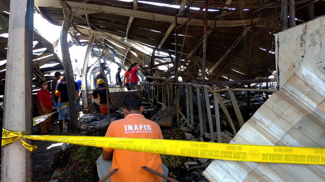 Tim Labfor Polda Jawa Tengah saat melakukan olah TKP di relokasi Pasar Johar Semarang kawasan MAJT, Kamis (3/2/2022). Foto: Intan Alliva Khansa/kumparan