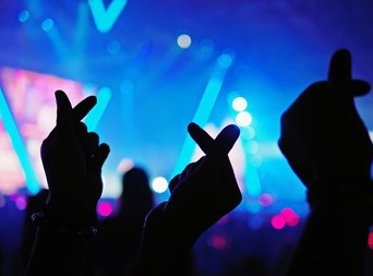 Ilustrasi K-Pop. https://www.shutterstock.com/image-photo/kpop-music-theme-live-concert-background-1095618458