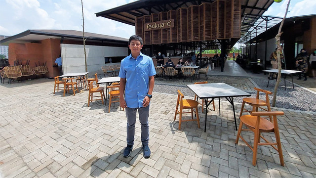 Mantan pembalap Formula 1 asal Solo, Rio Haryanto, di depan restoran miliknya. FOTO: Fernando Fitusia