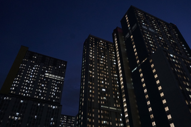 Lampu-lampu ruang perawatan menyala di Rumah Sakit Darurat COVID-19 Wisma Atlet Kemayoran, Jakarta, Kamis (3/2/2022).  Foto: Jamal Ramadhan/kumparan