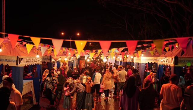 Suasana kampung Ramean dimalam hari. Terlihat banyak booth usaha untuk UMKM. Foto: Istimewa