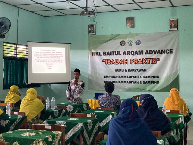 Pelaksanaan seminar ibadah praktis dengan Pak Ahmad sumber foto diambil oleh Rofi Aryandi/KKN UMY 263.