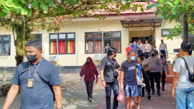 Kasatreskrim Porles Nagan Raya AKP Machfud berjalan di depan saat menyerahkan 11 tersangka pemerkosaan anak 15 tahun di Nagan Raya ke jaksa. Foto: Dok. Polres Nagan Raya