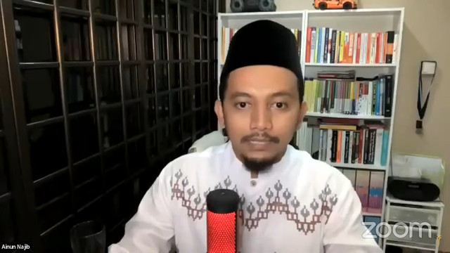 Ainun Najib saat peringatan haul ke-2 wafatnya Gus Sholah. Foto: Youtube/Tebuireng Initiatives