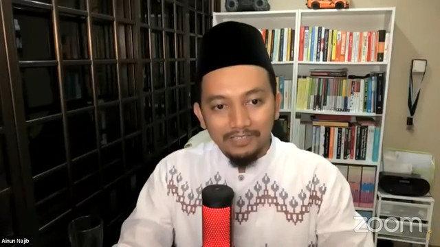 Ainun Najib saat peringatan haul ke-2 wafatnya Gus Sholah. Foto: Youtube/Tebuireng Initiatives