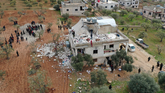 Sebuah bangunan hancur setelah misi kontra-terorisme yang dilakukan oleh Pasukan Operasi Khusus AS terlihat di Atmeh, Suriah, Kamis (3/2/2022). Foto: Mohamed Al-Daher/Reuters