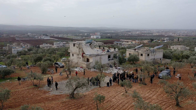 Sebuah bangunan hancur setelah misi kontra-terorisme yang dilakukan oleh Pasukan Operasi Khusus AS terlihat di Atmeh, Suriah, Kamis (3/2/2022). Foto: Mohamed Al-Daher/Reuters