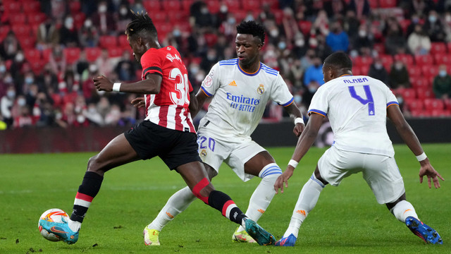 Pemain Athletic Bilbao Nico Williams duel dengan pemain Real Madrid Vinicius Junior saat pertandingan perempat final Copa del Rey Spanyol di stadion San Mames di Bilbao. Foto: Cesar Manso/ AFP