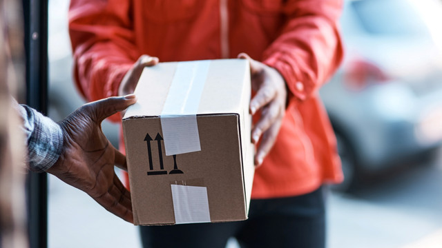 Ilustrasi paket gagal di pick up. Foto: PeopleImages/Getty Images