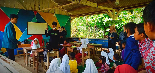 Mahasiswa KKN Unila Perbaiki dan Bersihkan Rumah Baca di Pulau Rimau Balak | Foto: Ist