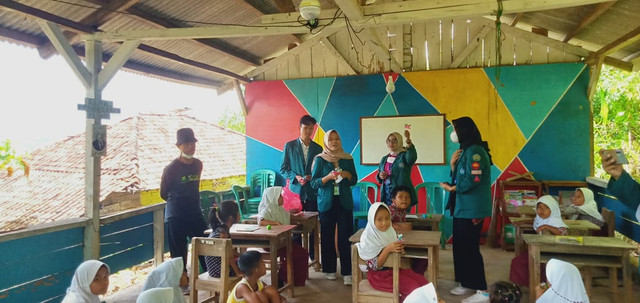 Mahasiswa KKN Unila Perbaiki dan Bersihkan Rumah Baca di Pulau Rimau Balak | Foto: Ist