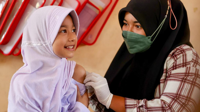 Vaksinasi untuk anak di Aceh. Foto: Suparta/acehkini