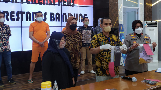 Tampang sekuriti rumah yang lakukan pencabulan pada anak di bawah umur saat dihadirkan di Mapolrestabes Bandung, Jumat (4/2/2022). Foto: Rachmadi Rasyad/kumparan