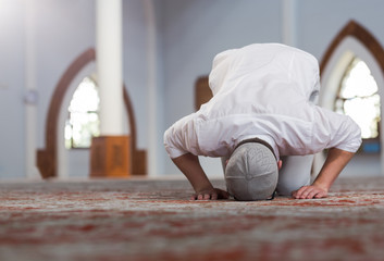 Sujud. Foto: Adobe Stock