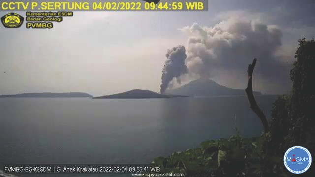 Erupsi gunung Anak Krakatau pada hari Jumat, 04 Februari 2022, pukul 09:43 WIB. Foto: Dok. magma.esdm