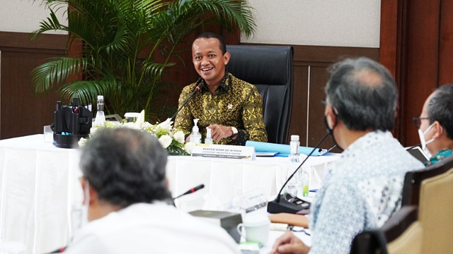 Rapat perdana Menteri Investasi/Kepala BKPM Bahlil Lahadalia setelah ditunjuk sebagai Menteri ESDM ad interim dengan seluruh Eselon I di lingkungan Kementerian ESDM, Jumat (4/2). Foto: Fariza Rizky Ananda/kumparan