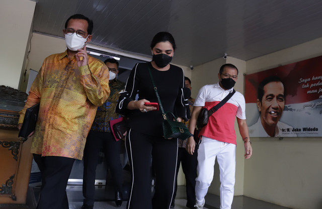Artis Anang Hermansyah dan Ashanty saat ditemui di Polda Metro Jaya, Jakarta, Jumat, (4/2). Foto: Ronny