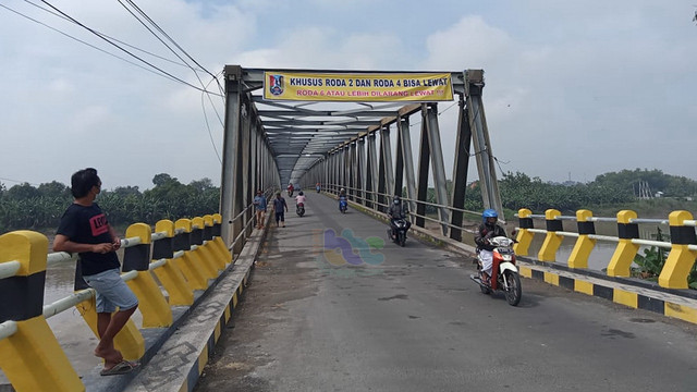 Kondisi Jembatan Glendeng yang melintas di atas Sungai Bengawan Solo, yang berada di Desa Simo Kecamatan Soko Kabupaten Tuban, setelah dibuka untuk kendaraan roda empat. Jumat (04/02/2022) (foto: ayu/beritabojonegoro)