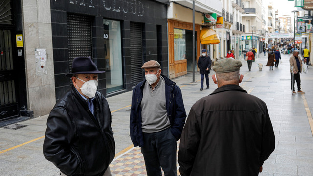 Sejumlah orang mengenakan masker akibat pandemi COVID-19 mengobrol di Ronda, Spanyol, Kamis (3/2/2022). Foto: Jon Nazca/REUTERS