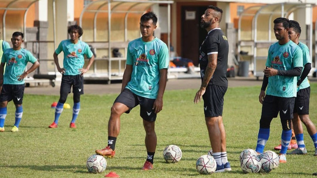 Pelatih fisik baru asal Argentina, Marcos Gonzales, saat memberikan menu latihan baru untuk pemain Persiraja Banda Aceh di Bali. Foto: Instagram/marcosgonzalez.coach