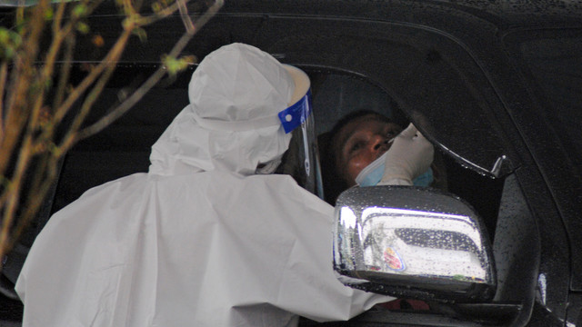 Petugas kesehatan melakukan tes usap PCR kepada pengendara mobil saat layanan tanpa turun (drive thru) di Bumame Farmasi, Mal Boxies123, Kota Bogor, Jawa Barat, Jumat (4/2/2022). Foto: Arif Firmansyah/ANTARA FOTO