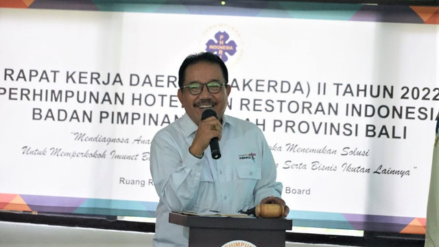  Wakil Gubernur Tjokorda Oka Artha Ardhana Sukawati (Cok Ace)  saat membuka Rakerda II PHRI Bali di Ruang Pertemuan Bali Tourism Board, Sabtu (5/2/2022) - IST