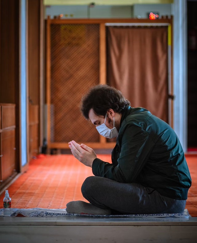 Ilustrasi laki-laki mengamalkan Al Wakil. Foto: unsplash.com/@imadalassiry