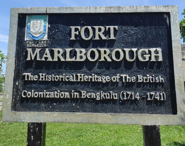 Plang informasi yang terletak di dekat pintu masuk Fort Marlborough. (Foto: Dok. Pribadi) 