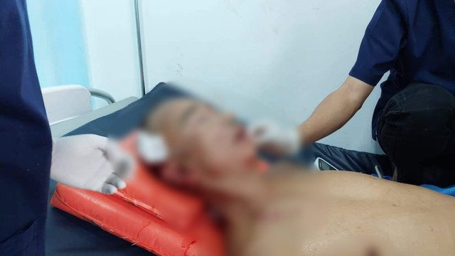 Seorang TKA asal Tiongkok saat terbaring di RSUD usai diterkam buaya. Foto: Istimewa