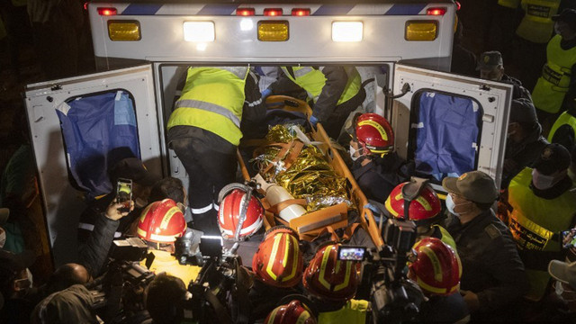 Tim layanan darurat Maroko membawa Rayan Oram yang berusia lima tahun ke ambulans setelah menariknya dari lubang sumur tempat dia jatuh pada 1 Februari, di desa terpencil Ighrane di provinsi utara pedesaan Chefchaouen (5/2/2022). Foto: Fadel Senna/AFP