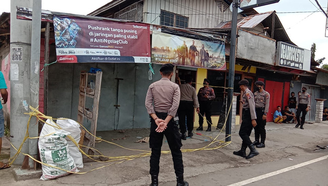 Foto : Aparat Kepolisian Resor (Resor) Sikka saat berjaga-jaga di Tempat Kejadian Perkara (TKP). Foto : Albert Aquinaldo