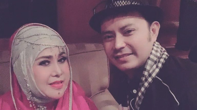 Elvy Sukaesih bersama Jacky Hasan. Foto: @elvy_sukaesih