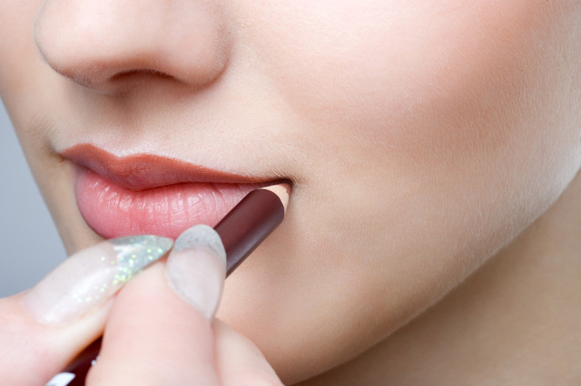 Ilustrasi memakai lip liner. Foto: Serghei Starus/Shutterstock