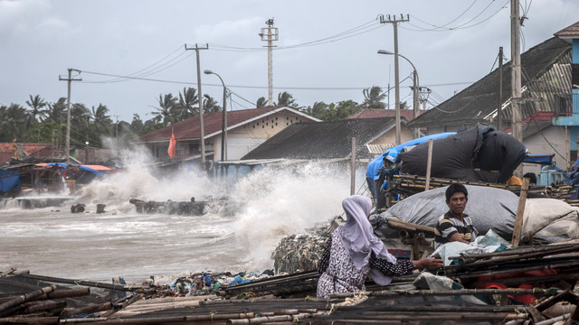 Gelombang tinggi disertai angin kencang menerjang kawasan tersebut di Teluk Labuan, Pandeglang, Banten, Minggu (6/2/2022). Foto: ANTARA FOTO/Muhammad Bagus Khoirunas