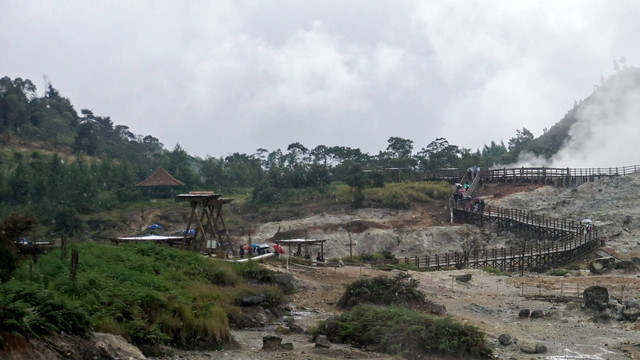 Wisatawan mengunjungi Kawah Sikidang Dieng di Kabupaten Banjarnegara, Jawa Tengah, Sabtu (5/2/2022). Foto: Harviyan Perdana Putra/Antara Foto