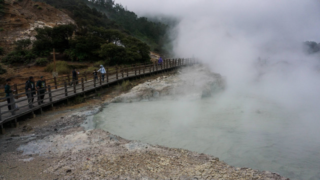 Wisatawan mengunjungi Kawah Sikidang Dieng di Kabupaten Banjarnegara, Jawa Tengah, Sabtu (5/2/2022). Foto: Harviyan Perdana Putra/Antara Foto