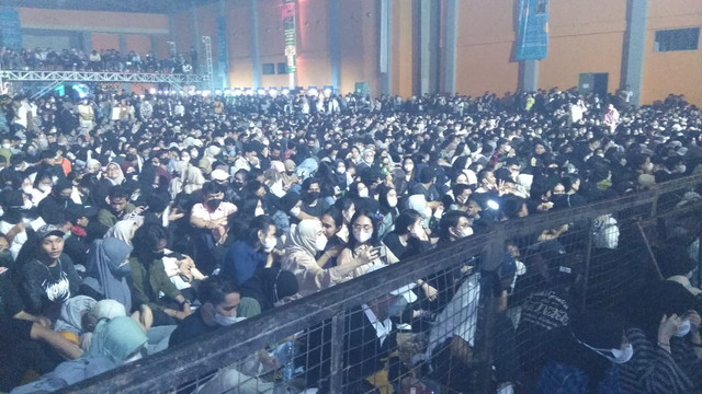 Satpol PP Makassar membubarkan paksa konser musik di gedung Celebes Convention Center (CCC), Kota Makassar, Sulsel, Sabtu (5/2/2022). Foto: Dok. Istimewa