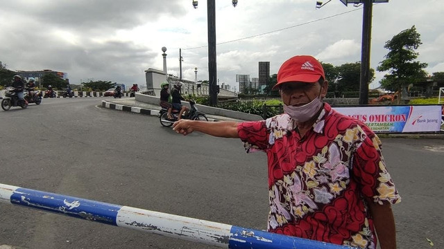 Saksi mata kecelakaan Ganjar saat bersepeda, Priyanto (63) saat menunjukan lokasi jatuhnya Ganjar. Foto: Intan Alliva/kumparan